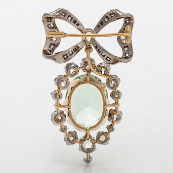 A. Tillander, a brooch/pendant in 18K gold, with an oval light green beryl, rose- and old-cut diamonds, Helsinki, 1968.