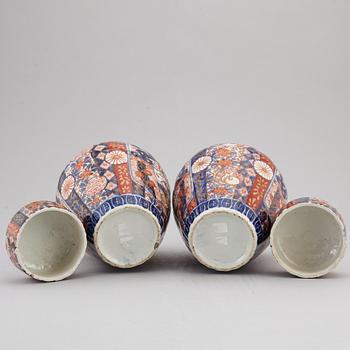 URNOR med LOCK, ett par, porslin. Japan, Meiji (1868-1912).