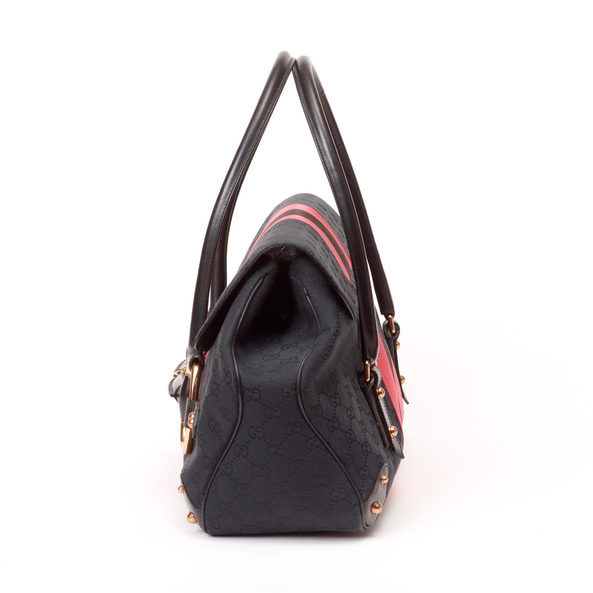 A 2004s handbag by Gucci.