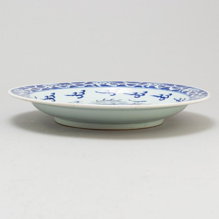 A blue and white and red dish, Late Qing dynasty, early 20th century.