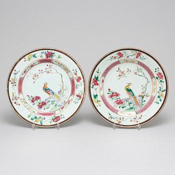 A pair of famille rose plates, Qing dynasty, early 18th century.