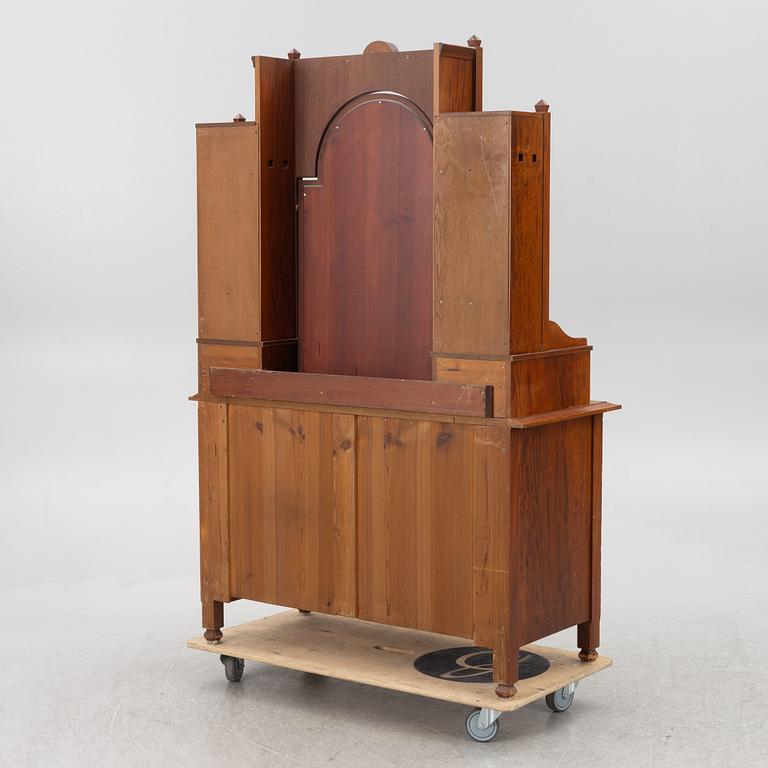 Byrå med uppsats, 1900-talets första hälft.