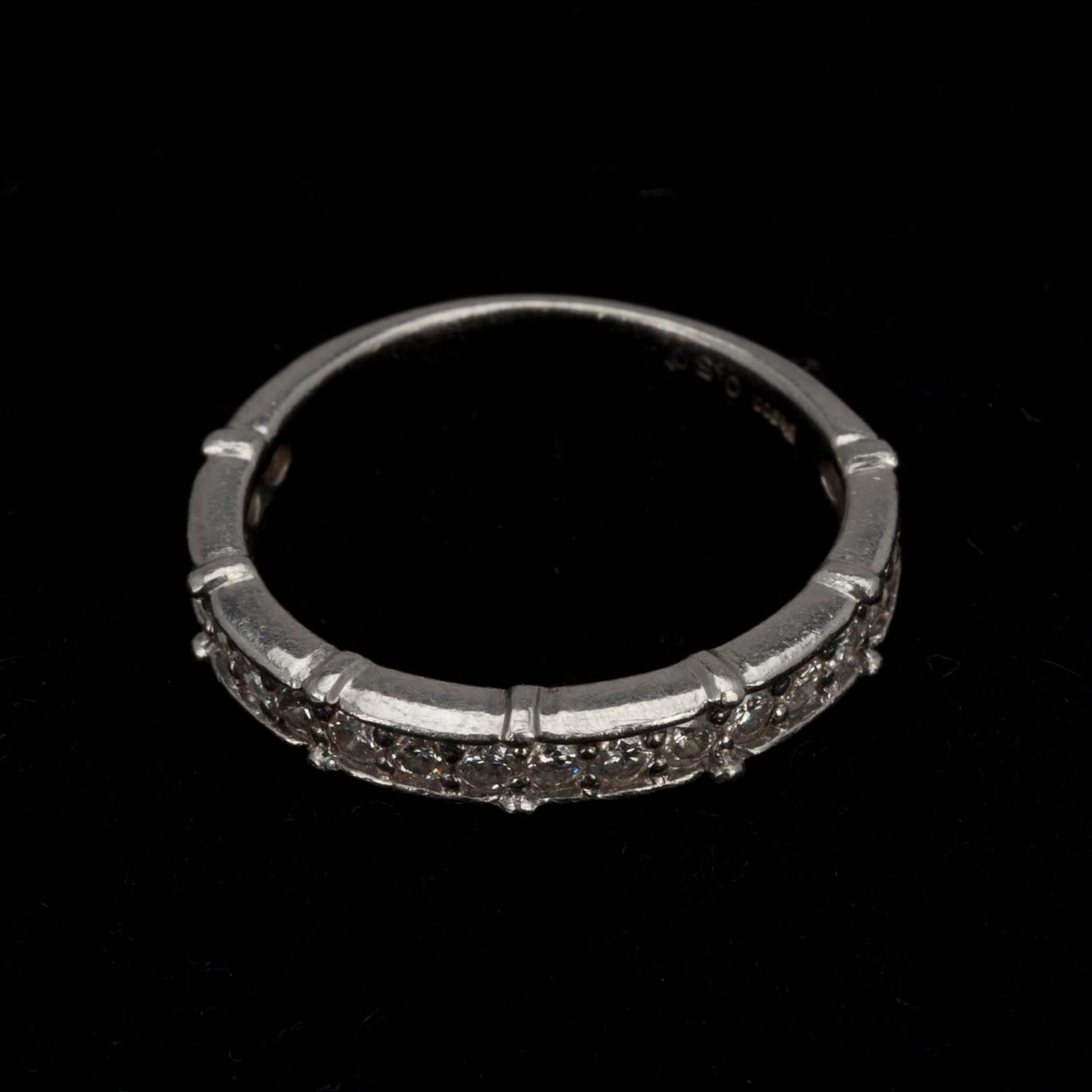RING, briljantslipade diamanter ca 0.50 ct. Platina. Vikt 4 g.