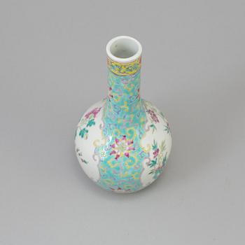 A chinese famille rose porcelain vase. Qing dynasty, Guangxu (1874-1908), with Kangxi four character mark.
