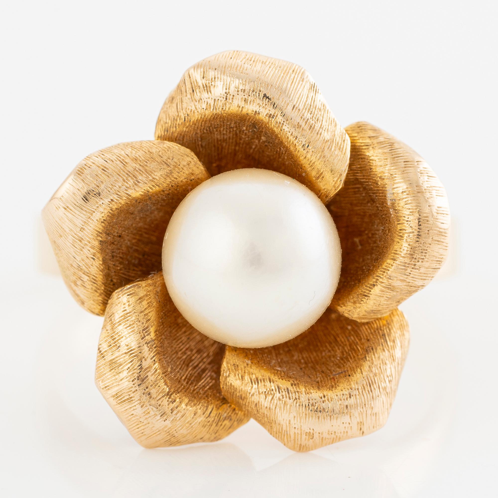 Ring 14K gold with a cultured pearl.