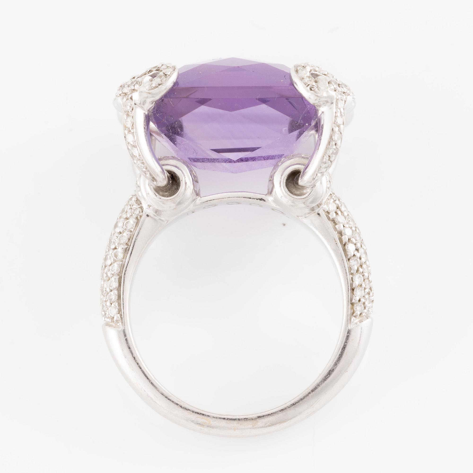 A ring by Gucci "Horsebit Cocktail" 18K white gold with an amethyst and round brilliant-cut diamonds.