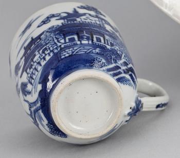 FAT, 2 st samt KOPP, porslin, Qianlong Kina, 1700-tal.