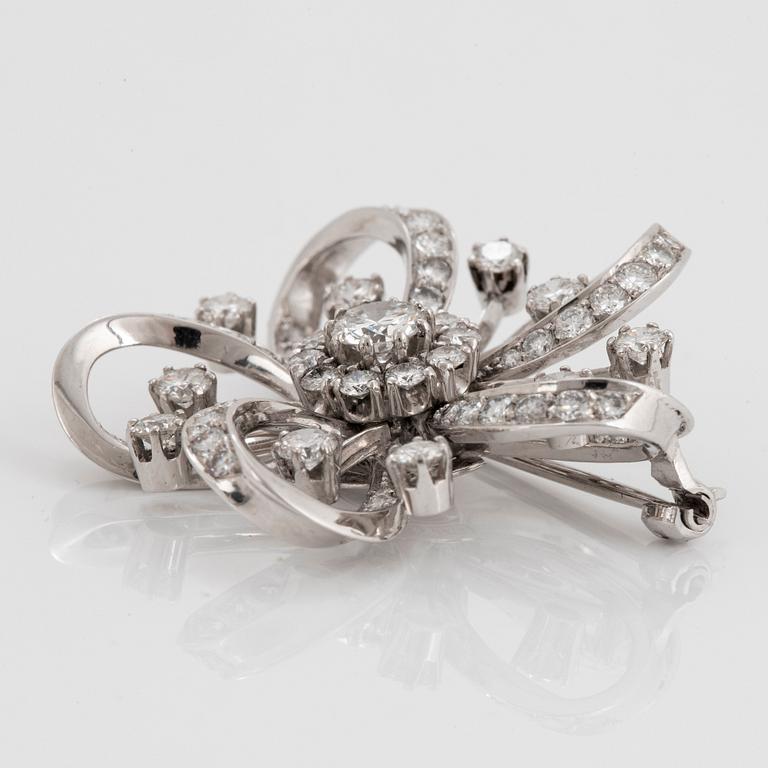 An 18K white gold brooch set with round brilliant-cut diamonds with a total weight of ca 2.50 cts.