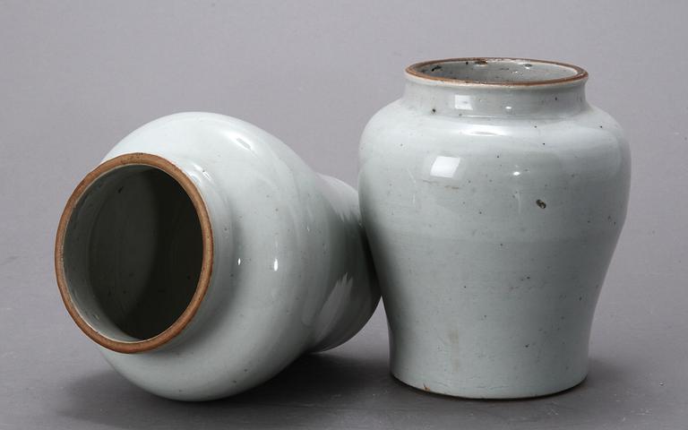 VASER, ett par, stengods, Kina, 1600-tal samt SKÅL, porslin, 1900-tal.