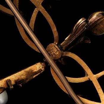 BROSCH, 14k guld med 6 odlade pärlor, märkt J.T. Vikt 5 g.