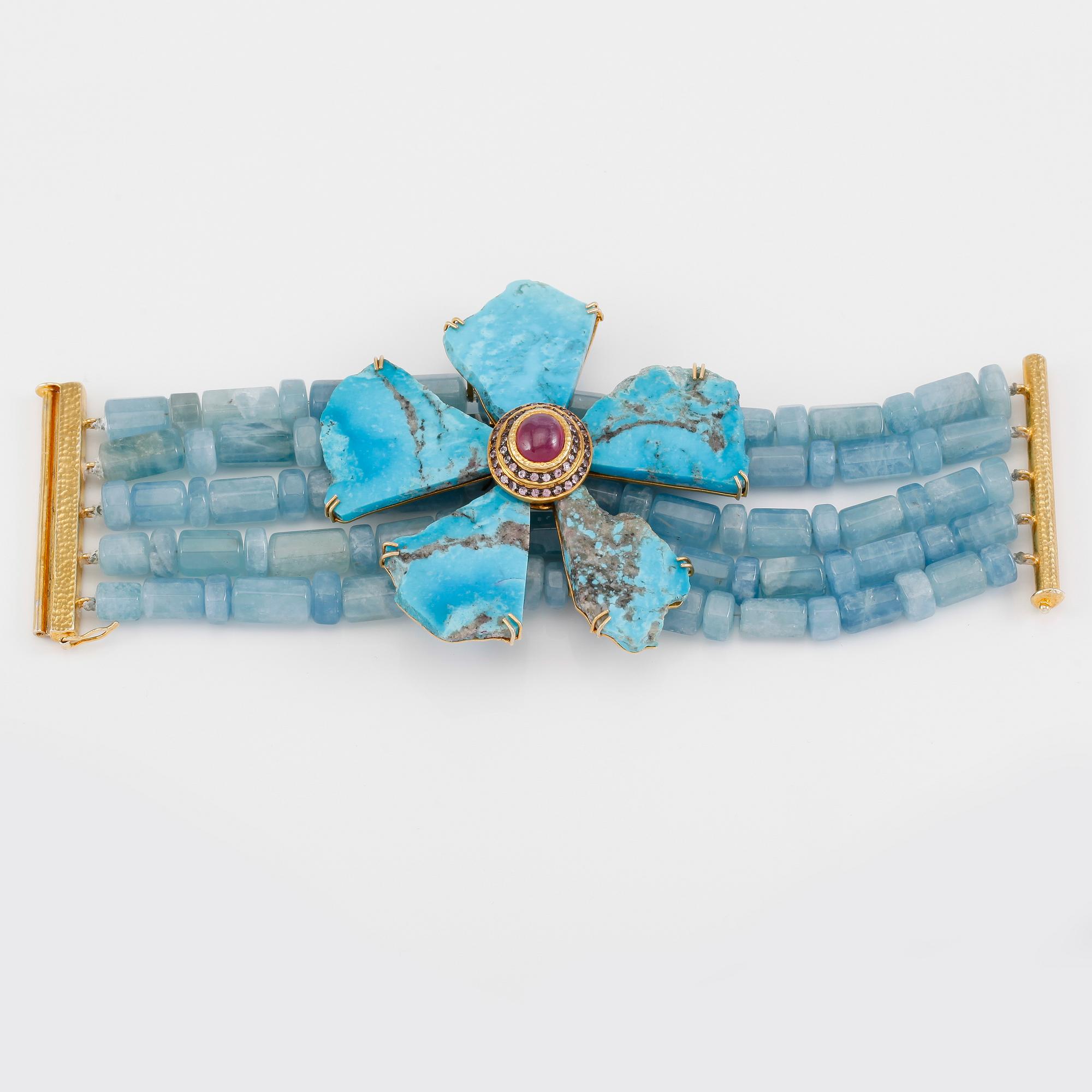 ARMBAND, förgyllt sliver, rubin, rosa safirer, turkoser och akvamariner.