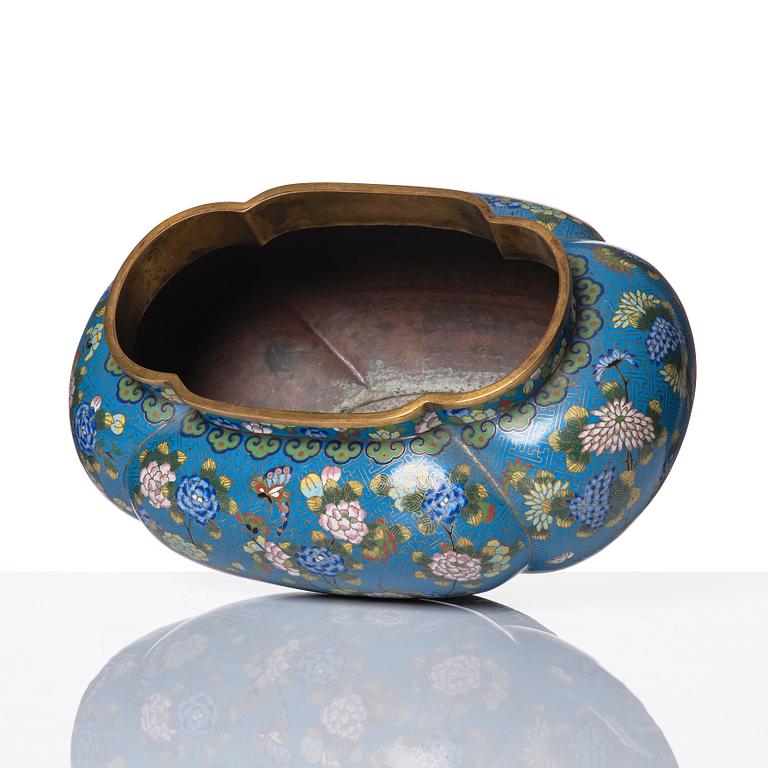 A lobed cloisonné flower pot, Qing dynasty, 19th century.