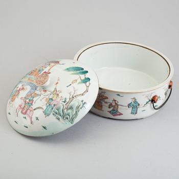 A large famille rose tureen with cover, Qing dynasty, Tongzhi (1862-74).