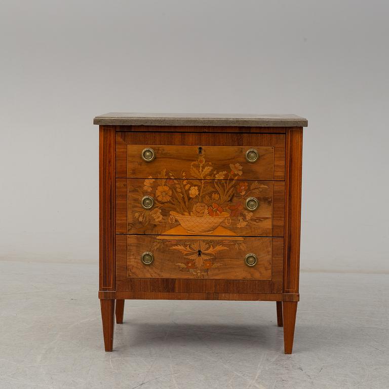 A gustavian chest of drawers, early 20th century.