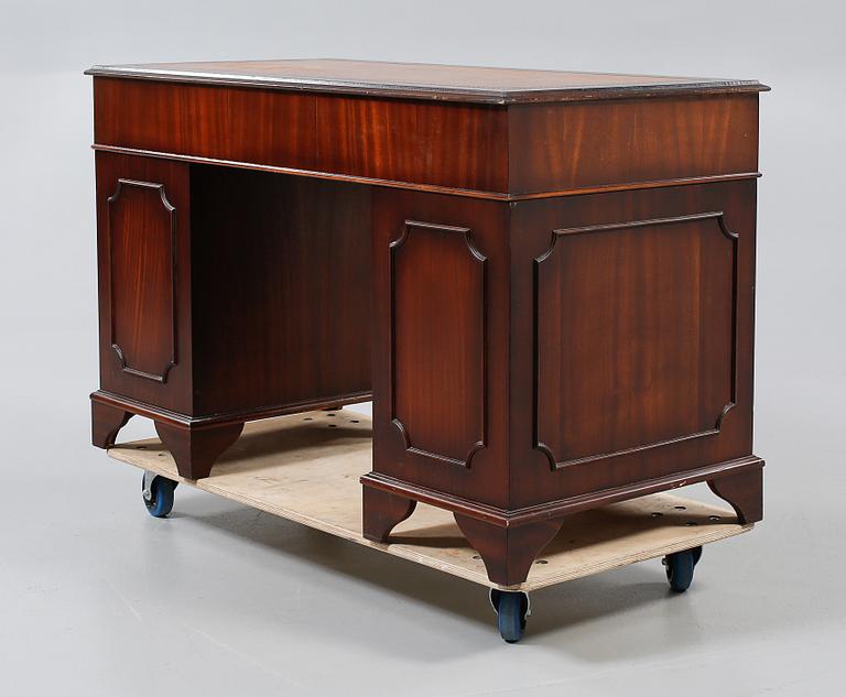 SKRIVBORD, engelsk stil, 1900-talets andra hälft.