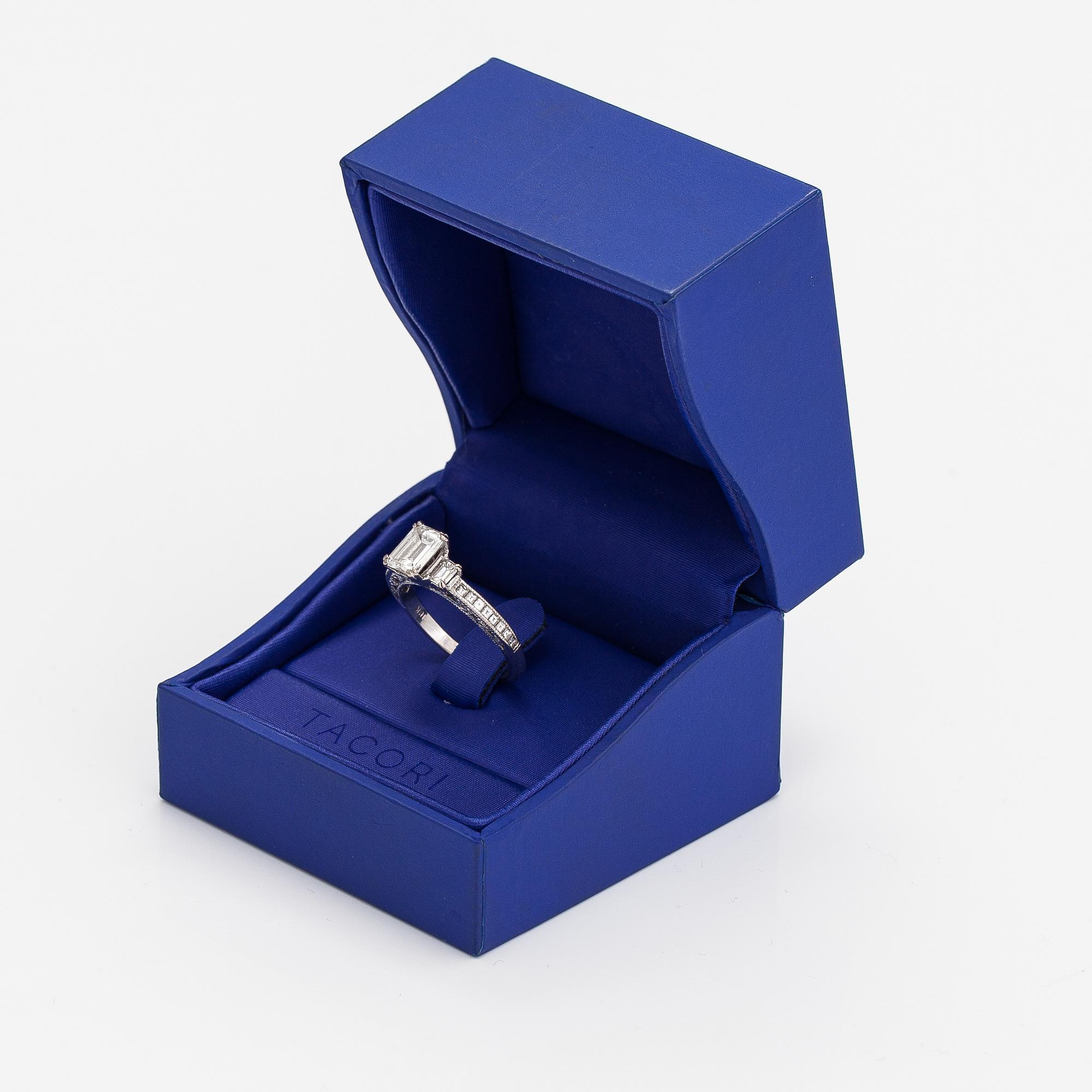 Sormus, 18K valkokultaa, timantteja n. 1.71 ct yht. Tacori. GIA -todistuksella.