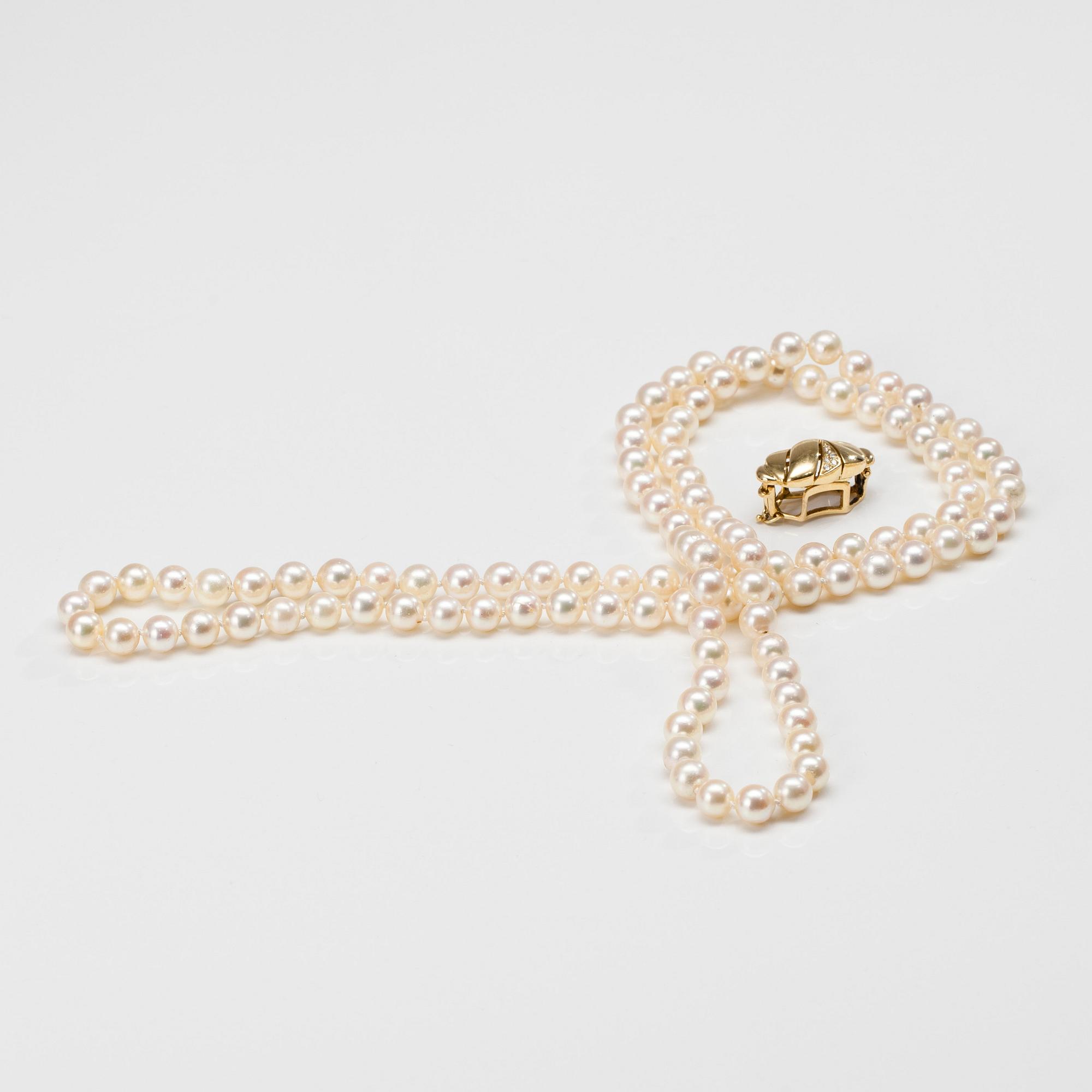 PÄRLCOLLIER, låset 18K guld, 6 diamanter, tot. 0,06 ct. 1990.