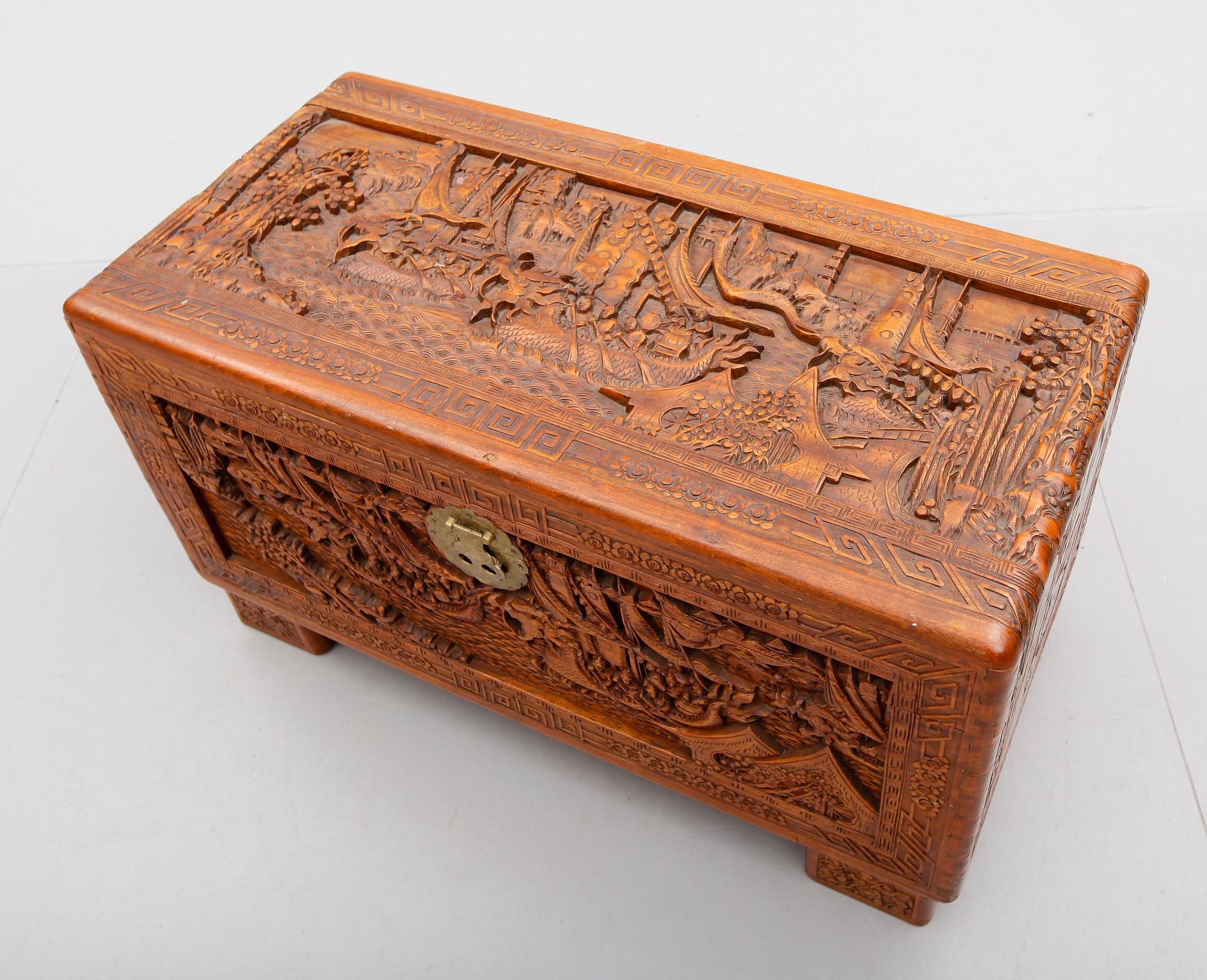 KAMFERKISTA, 1900-talets mitt.