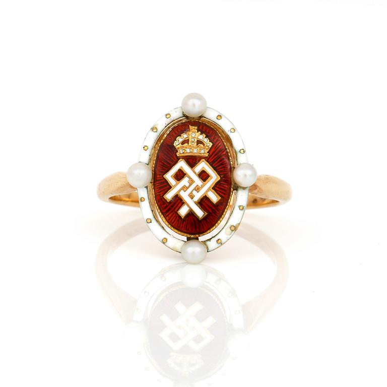 KUNGLIG RING, DROTTNING ALEXANDRA AV STORBRITANNIEN, 14K guld med emalj samt små sötvattenspärlor. Total vikt ca 4,16 g.