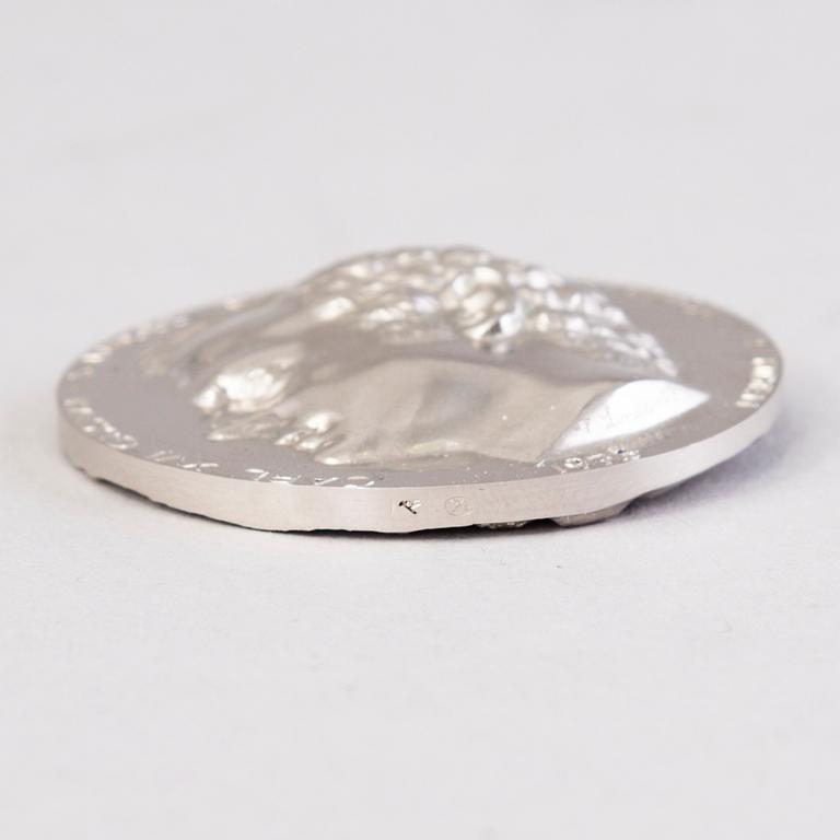 A commemorative platinum 999/1000 medallion, Carl XVI Gustaf, King of Sweden 1973, numbered 43/50, marked P. Lunde -73.