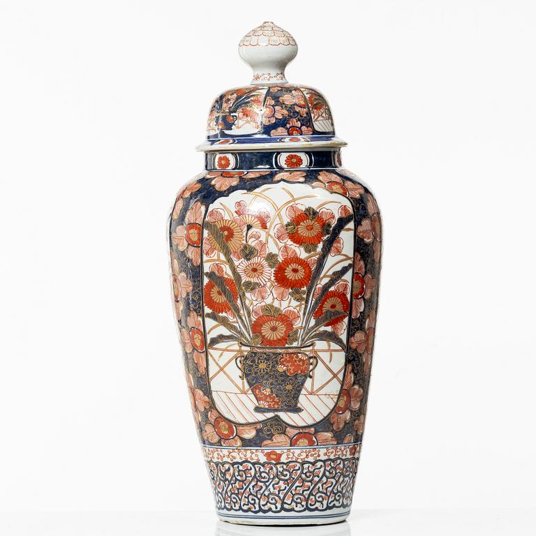 Prakturna med lock, porslin, Japan, Edo/Meiji, 1800-tal.