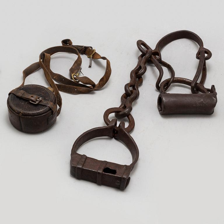 TVÅ HANDFÄNGSEL samt RESEUR, 1700/1800-tal.