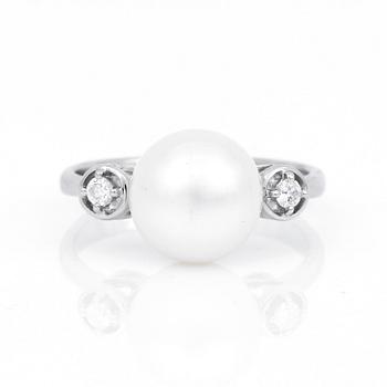 RING, 14K vitguld, med odlade pärla och små briljantslipade diamanter. Vikt ca 3,72 g.