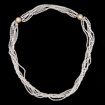 HALSSMYCKE och ARMSMYCKE, odlade pärlor, låset i förgyllt silver. 1900-talets slut.