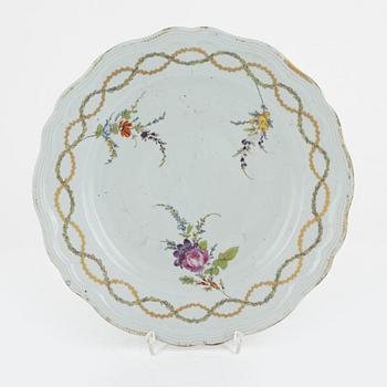 A Chinese export porcelain famille rose dish, Qing dynasty, 18th century.