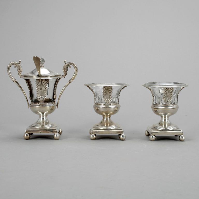 SALTKAR, 1 par samt SENAPSKAR, silver, Vieillard, Frankrike, 1800-talets första hälft.