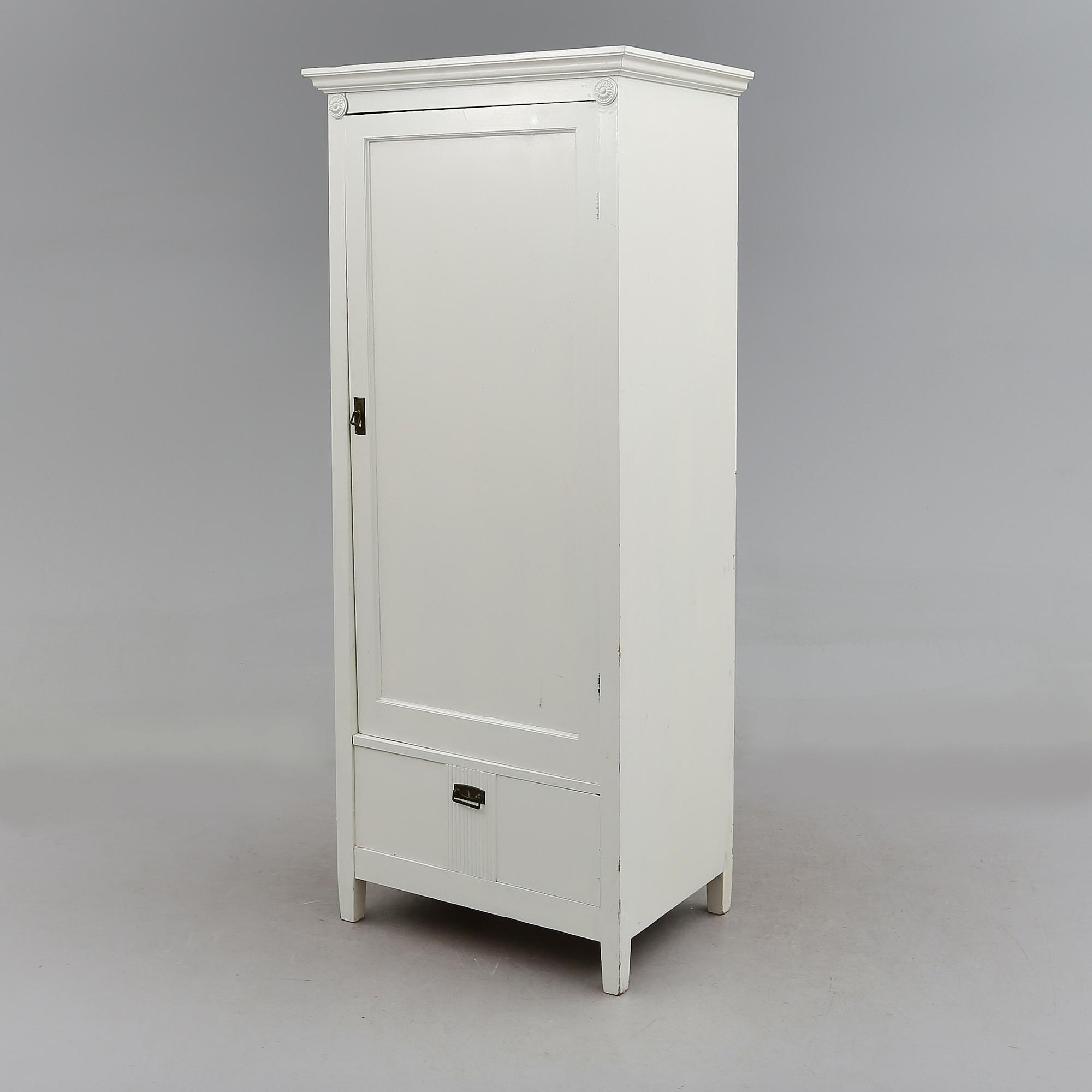 KLÄDSKÅP, 1900-talets första hälft.