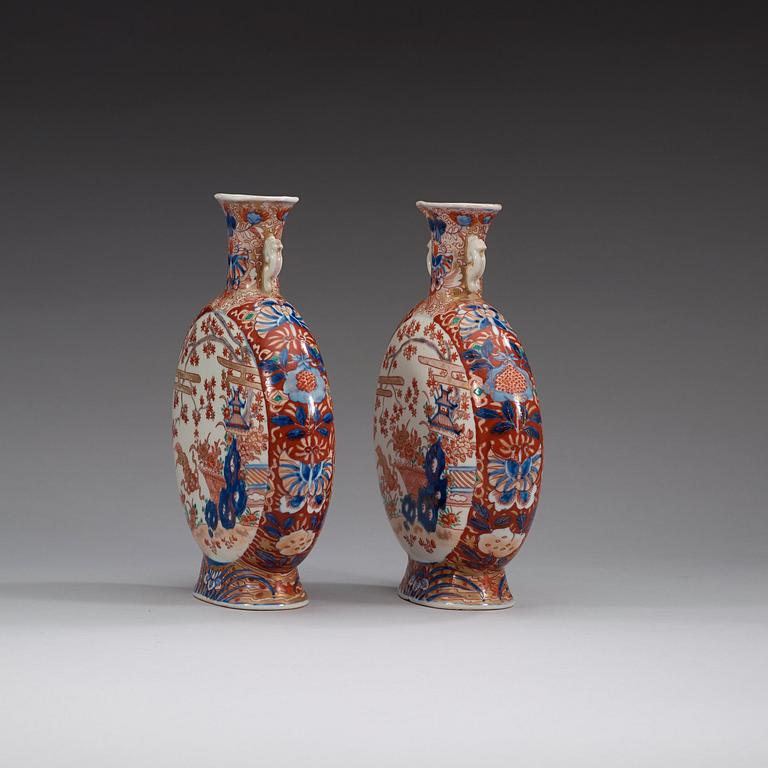 A pair of Japanese Imari moon flasks, Meiji period (1868-1912).