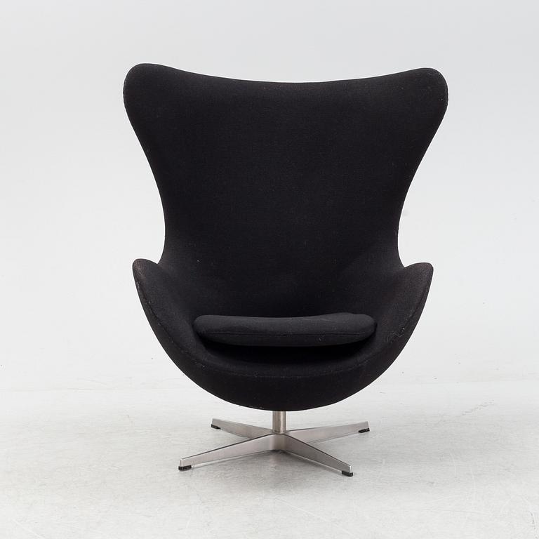 An 'Egg chair' by Arne Jacobsen, for Fritz Hansen dated 2001.