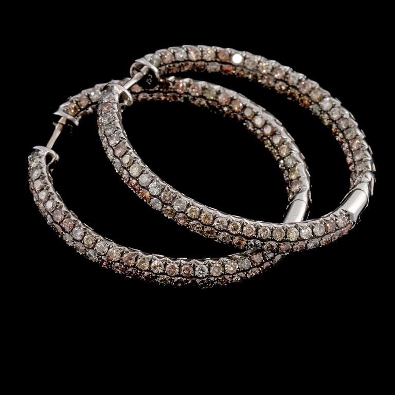 ÖRHÄNGEN, ett par, 18k vitguld med briljantslipade diamanter, totalt 7.44 ct. Vikt 15 g.