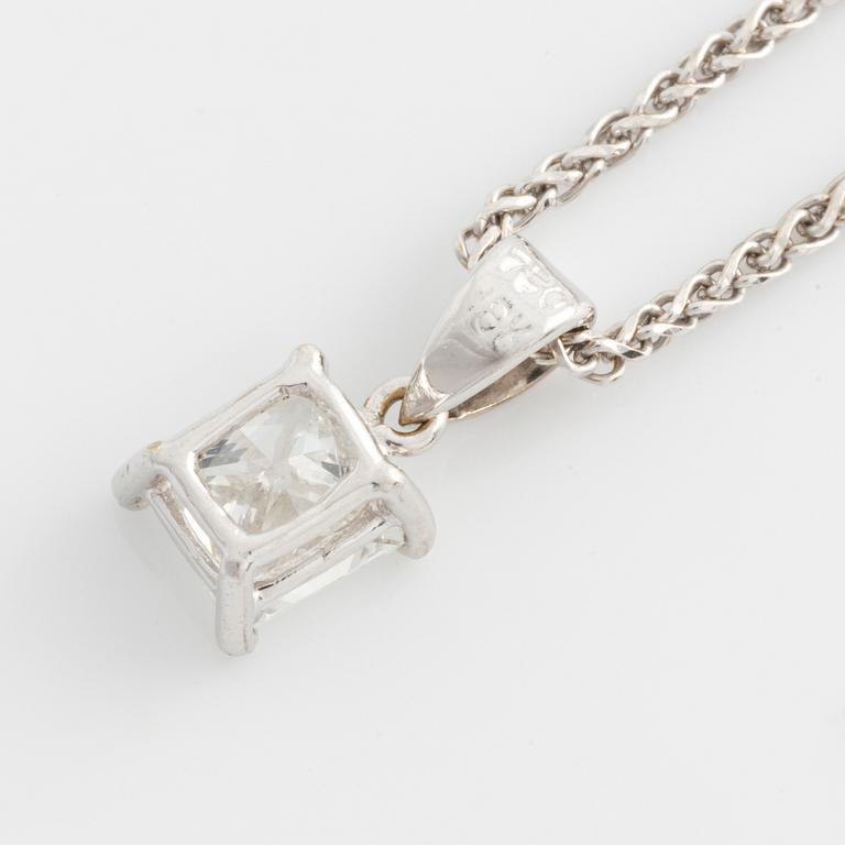 A pendant in 18K white gold with a princess-cut diamond.