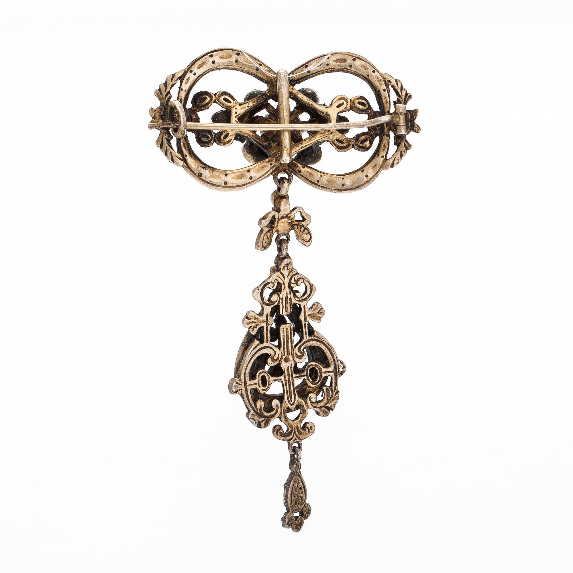 Brosch/hänge, förgyllt silver, smaragder.
