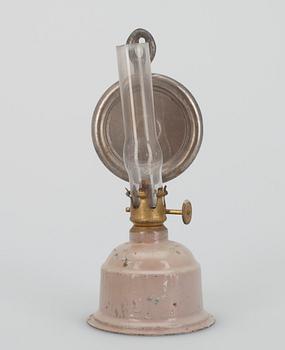 SKRIVSKÅP för dockskåp, FOTOGENLAMPA samt MINIATYRFÖREMÅL i glas, 6 st. Ca 1900.