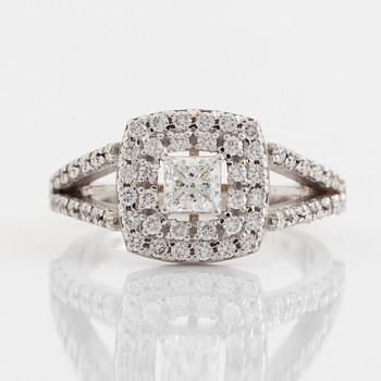 Ring med  prinsesslipad och briljantslipade diamanter, totalt 1,06 ct, med GIA dossier.