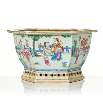 A large famille rose flower pot, Qing dynasty, 19th Century.