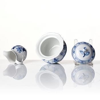 A coffeepot, sugarbowl, creamjug and a strainer, 'Zwiebelmuster', Meissen, Germany.