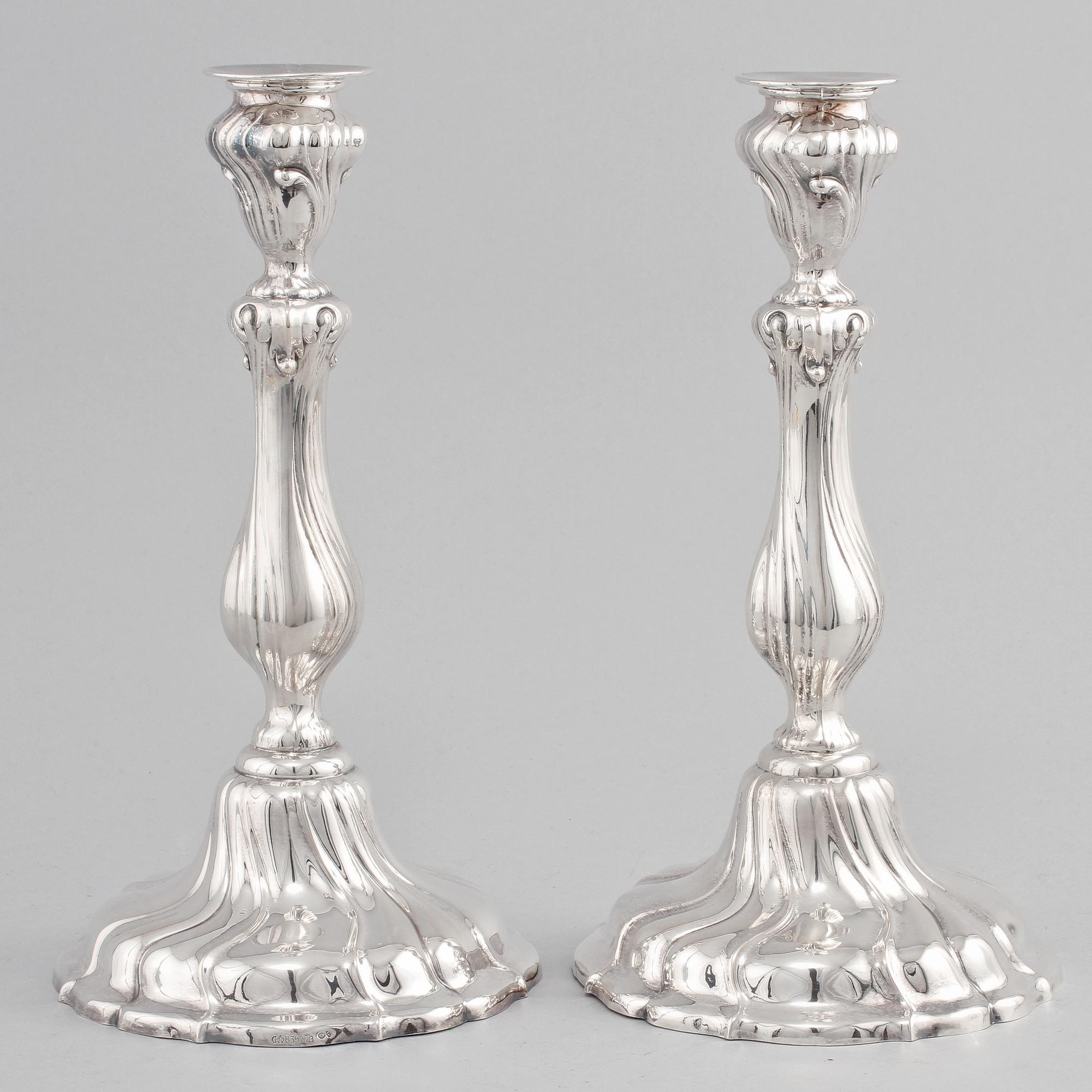 LJUSSTAKAR, ett par, silver, rokokostil, Tyskland, omkring 1900-talets mitt.