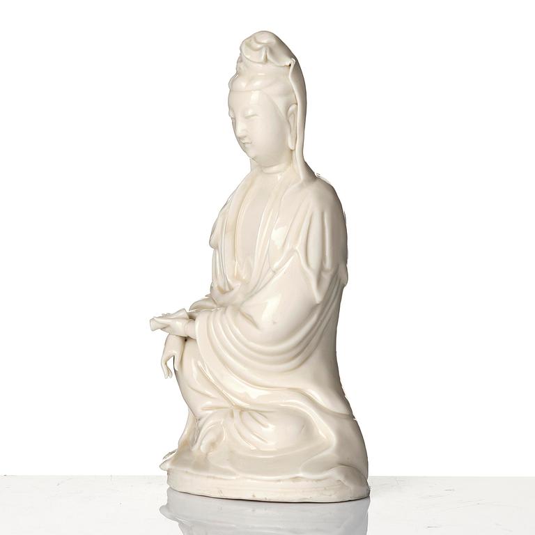A blanc de chine figure of Guanyin, Qing dynasty. 19th century.