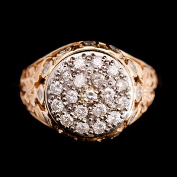 RING, 14 k guld, med briljantslipade diamanter tot ca1,12ct. Vikt ca9g.