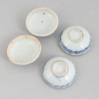 A Chinese blue and white porcelain neck stand / pillow and a pair of porcelain boxes, late Qing dynasty / early 20th cen.