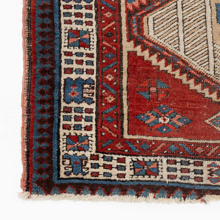 A Sarab/Hamadan runner, antique, c. 430 x 95 cm.