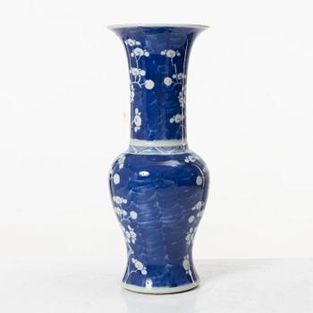 A blue and white porcelain vase, China, Qing dynasty, 19th century.