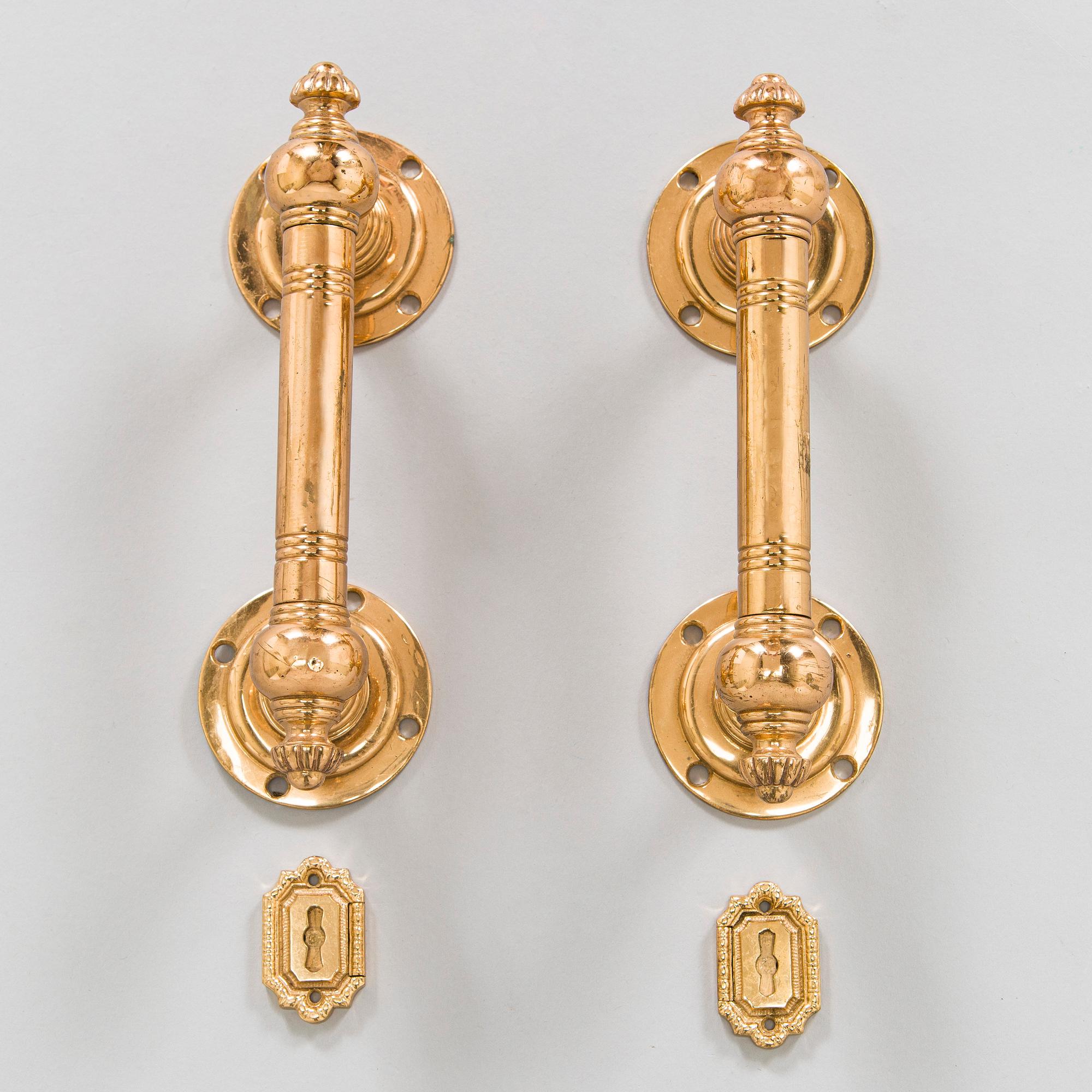 Pair of late 19th/early 20th Century door handles and keyhole fittings.