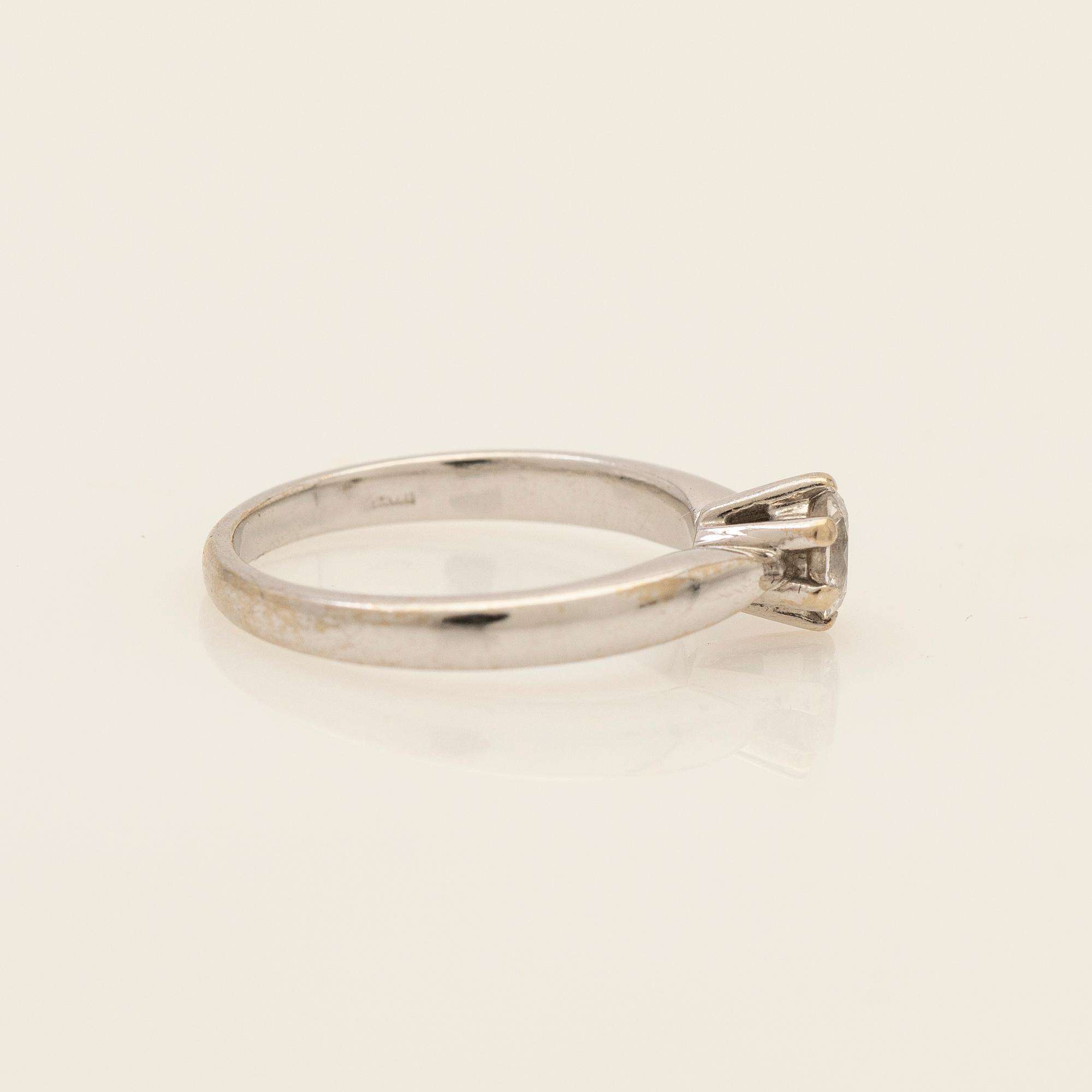 Ring, 18K white gold with round brilliant-cut diamond.