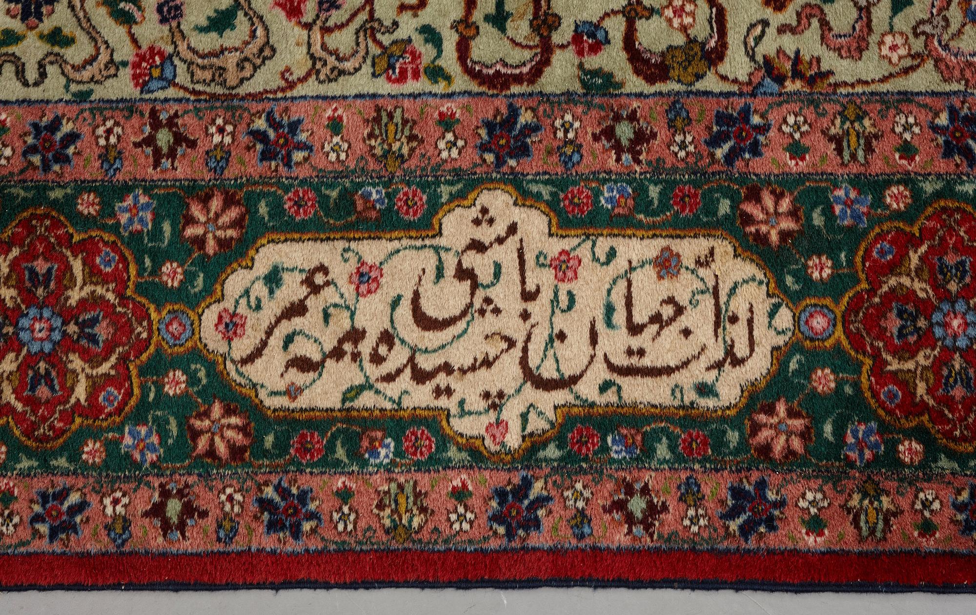 Matta, semiantik Täbris, signerad ca 335,5 x 256,5 - 261,5 cm.