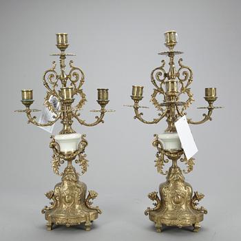 GARNITYR MED BORDSPENDYL OCH ett par KANDELABRAR, mässing, porslin, Louis XVI-stil, sannolikt omkring sekelskiftet 1900.
